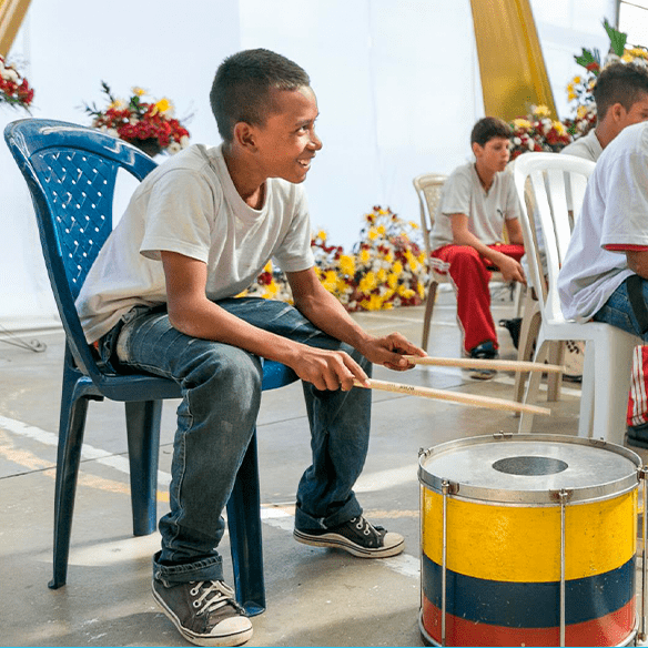 Niño e instrumentos 